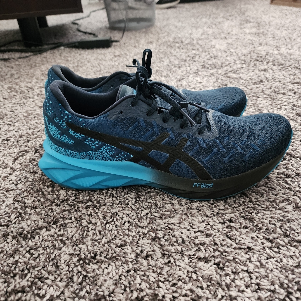 Men's Adidas tennis shoes size 8.5